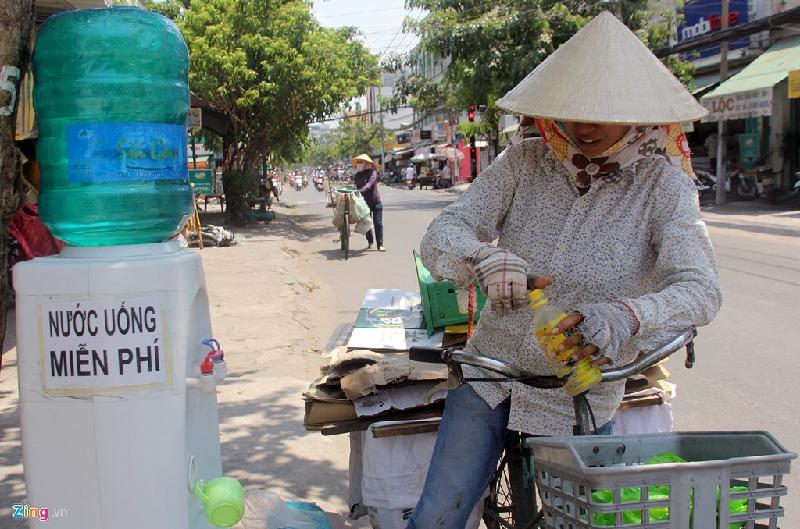 Bình nước miễn phí trở thành nét đẹp của Sài Gòn