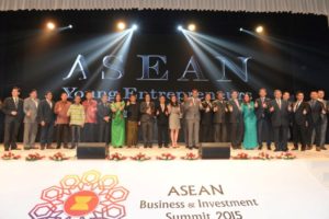 Lễ trao giải Asean Business Award trong khuôn khổ Hội nghị Thượng đỉnh kinh doanh và đầu tư ASEAN 2015