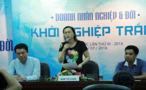 Đại diện Ban Tổ chức giới thiệu Chương trình “Doanh nhân Nghiệp và Đời” chiều 25/7. Ảnh: Hồ Hạ.